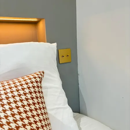 Urban Goncourt Hotel *